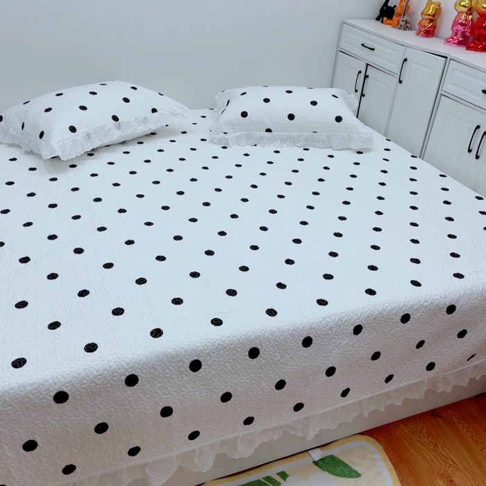 91家纺网 家纺一手货源 找家纺 暖居 2025新款纯棉绗缝夹棉榻榻米支持定制防滑全棉印花小碎花农村大炕盖三件套系列 波点白