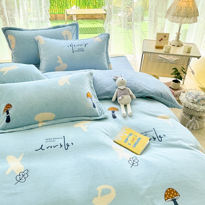 91家纺网 家纺一手货源 找家纺 家贝爱 2025新款A类牛奶绒印花四件套 字母蘑菇