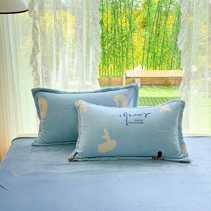 91家纺网 家纺一手货源 找家纺 家贝爱 2025新款A类牛奶绒印花四件套 字母蘑菇