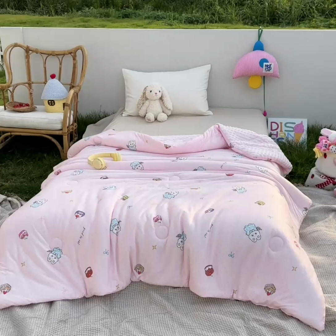 91家纺网 家纺一手货源 找家纺 小芽家居 2025新款儿童豆豆被被子被芯 甜梦粉