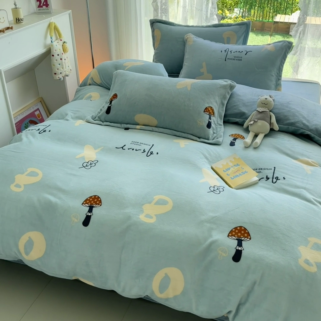 91家纺网 家纺一手货源 找家纺 家贝爱 2025新款A类牛奶绒印花四件套 字母蘑菇