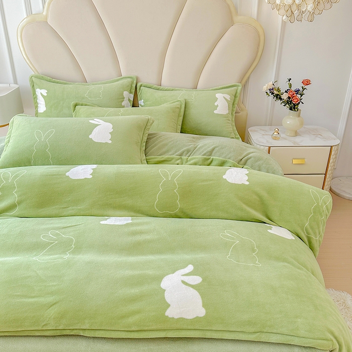 91家纺网 家纺一手货源 找家纺 家贝爱 2025新款A类牛奶绒印花四件套 萌萌兔绿