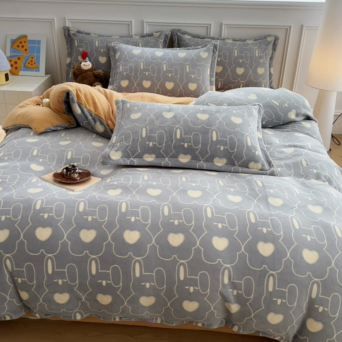 91家纺网 家纺一手货源 找家纺 家贝爱 2025新款A类牛奶绒印花四件套 狂欢兔