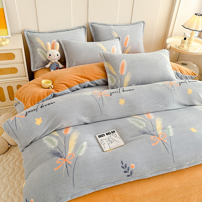 91家纺网 家纺一手货源 找家纺 家贝爱 2025新款A类牛奶绒印花四件套 情人草-灰