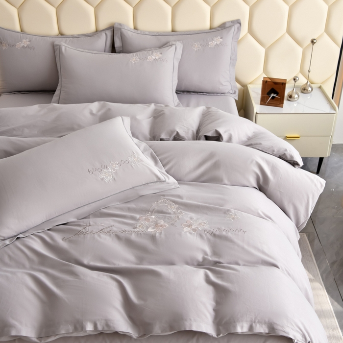 91家纺网 家纺一手货源 找家纺 江南春家纺 【柔-轻密】2025秋冬133x76高精密刺绣100%全棉四件套 【柔-轻密】春漫-陨石灰