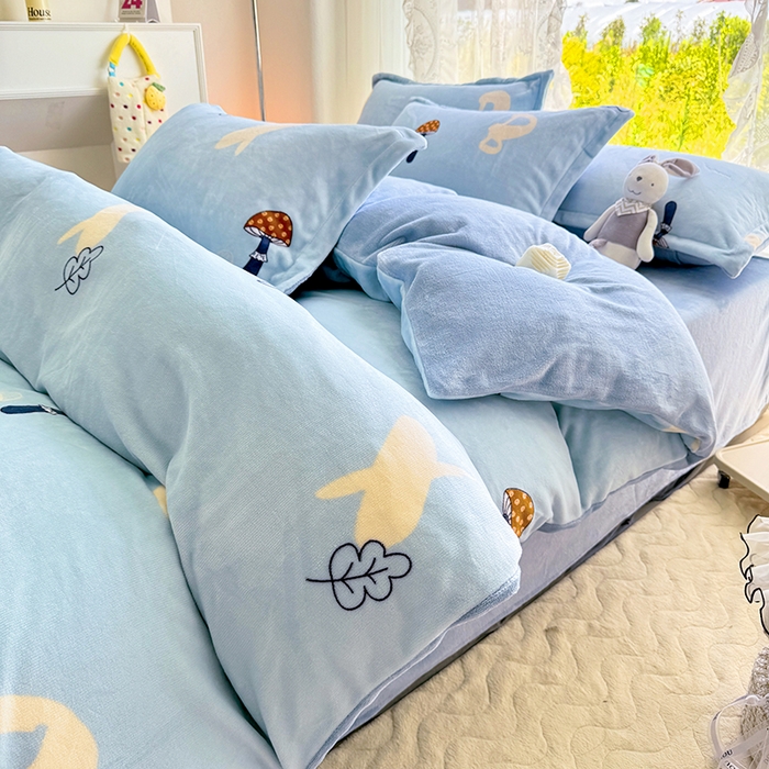 91家纺网 家纺一手货源 找家纺 家贝爱 2025新款A类牛奶绒印花四件套 字母蘑菇