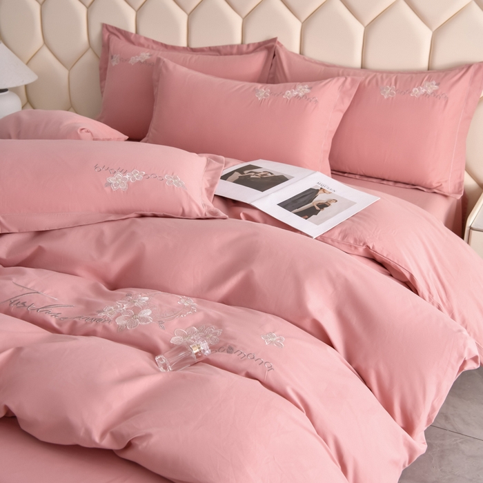 91家纺网 家纺一手货源 找家纺 江南春家纺 【柔-轻密】2025秋冬133x76高精密刺绣100%全棉四件套 【柔-轻密】春漫-海棠柚