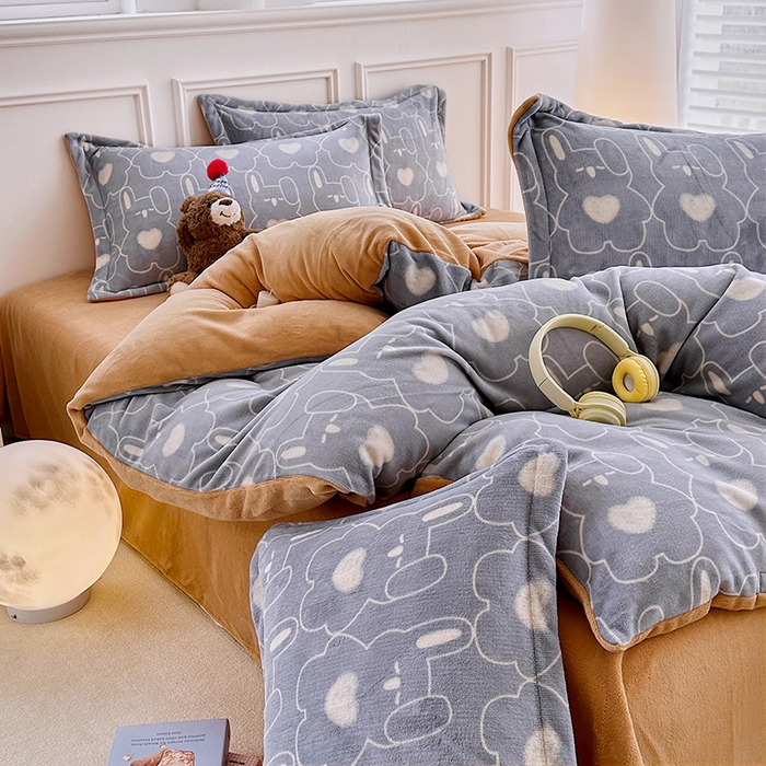 91家纺网 家纺一手货源 找家纺 家贝爱 2025新款A类牛奶绒印花四件套 狂欢兔