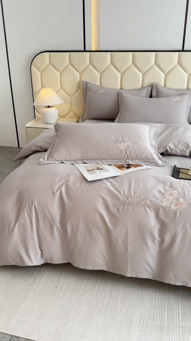 91家纺网 家纺一手货源 找家纺 江南春家纺 【柔-轻密】2025秋冬133x76高精密刺绣100%全棉四件套 【柔-轻密】春漫-陨石灰