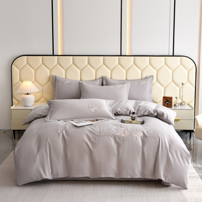 91家纺网 家纺一手货源 找家纺 江南春家纺 【柔-轻密】2025秋冬133x76高精密刺绣100%全棉四件套 【柔-轻密】春漫-陨石灰