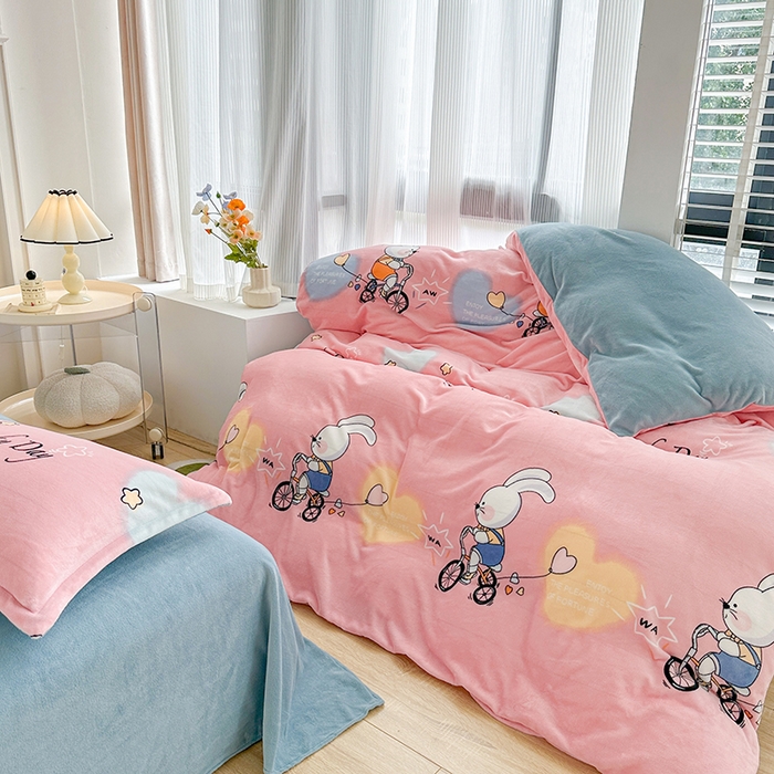 91家纺网 家纺一手货源 找家纺 家贝爱 2025新款A类牛奶绒印花四件套 哈喽小兔-粉