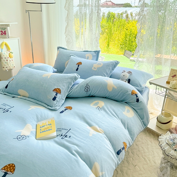 91家纺网 家纺一手货源 找家纺 家贝爱 2025新款A类牛奶绒印花四件套 字母蘑菇