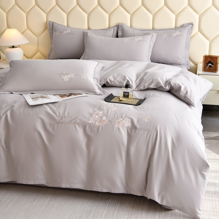 91家纺网 家纺一手货源 找家纺 江南春家纺 【柔-轻密】2025秋冬133x76高精密刺绣100%全棉四件套 【柔-轻密】春漫-陨石灰