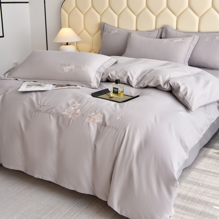 91家纺网 家纺一手货源 找家纺 江南春家纺 【柔-轻密】2025秋冬133x76高精密刺绣100%全棉四件套 【柔-轻密】春漫-陨石灰