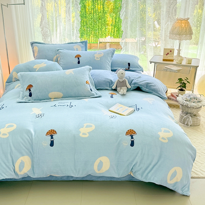 91家纺网 家纺一手货源 找家纺 家贝爱 2025新款A类牛奶绒印花四件套 字母蘑菇