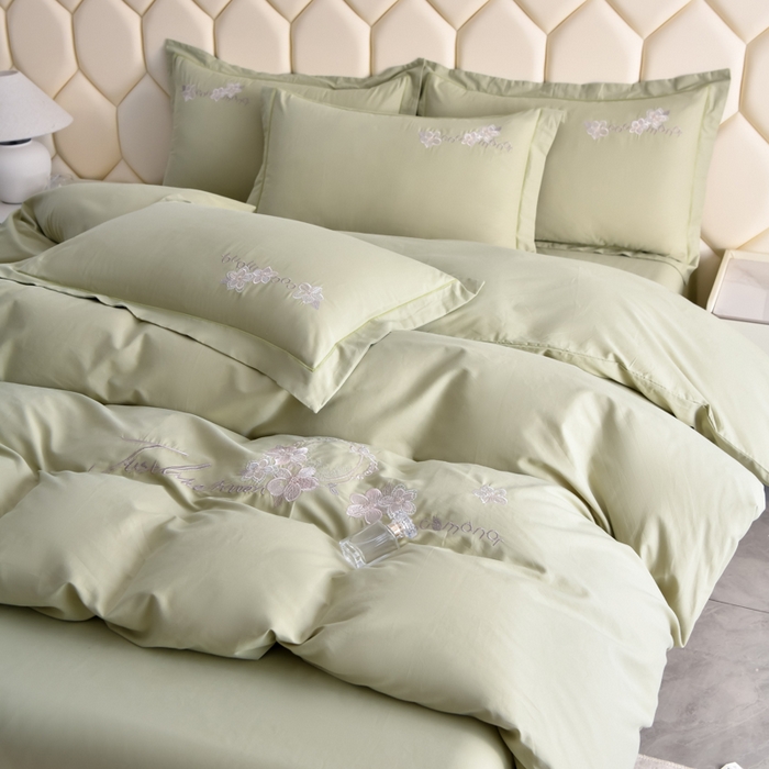 91家纺网 家纺一手货源 找家纺 江南春家纺 【柔-轻密】2025秋冬133x76高精密刺绣100%全棉四件套 【柔-轻密】春漫-梅子青