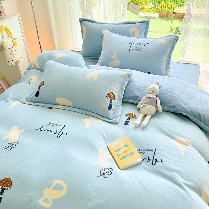 91家纺网 家纺一手货源 找家纺 家贝爱 2025新款A类牛奶绒印花四件套 字母蘑菇