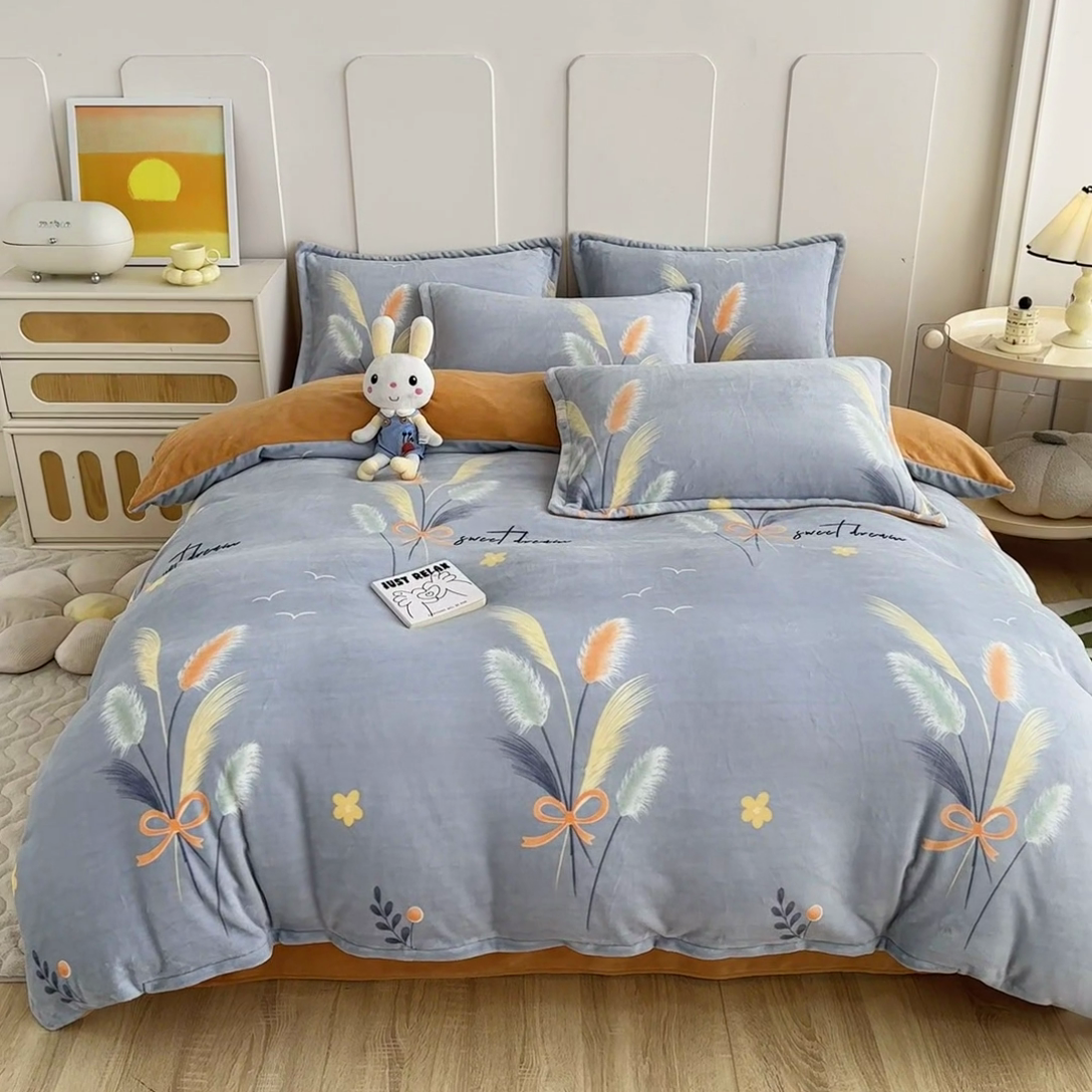 91家纺网 家纺一手货源 找家纺 家贝爱 2025新款A类牛奶绒印花四件套 情人草-灰