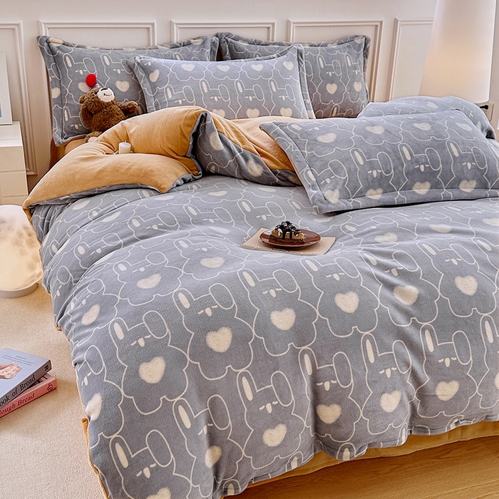 91家纺网 家纺一手货源 找家纺 家贝爱 2025新款A类牛奶绒印花四件套 狂欢兔