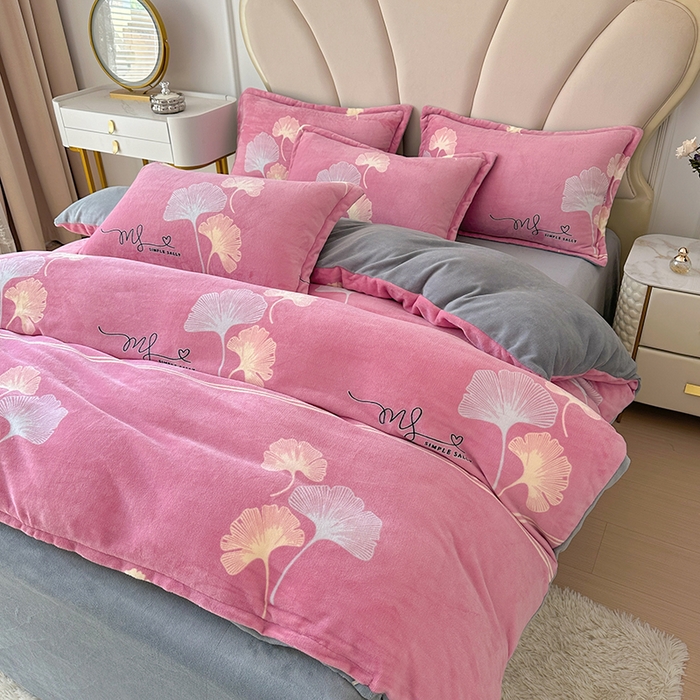 91家纺网 家纺一手货源 找家纺 家贝爱 2025新款A类牛奶绒印花四件套 叶叶丝语豆沙