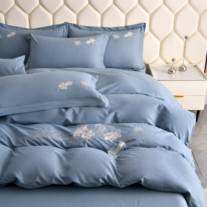 91家纺网 家纺一手货源 找家纺 江南春家纺 【柔-轻密】2025秋冬133x76高精密刺绣100%全棉四件套 【柔-轻密】春漫-晴山蓝