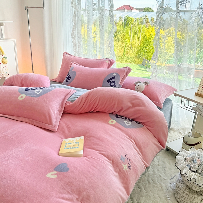 91家纺网 家纺一手货源 找家纺 家贝爱 2025新款A类牛奶绒印花四件套 心相随