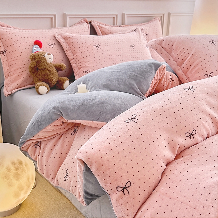 91家纺网 家纺一手货源 找家纺 家贝爱 2025新款A类牛奶绒印花四件套 波点蝴蝶结