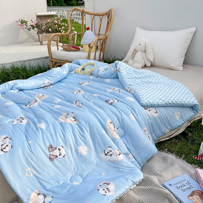 91家纺网 家纺一手货源 找家纺 小芽家居 2025新款儿童豆豆被被子被芯 熊猫乐园-蓝