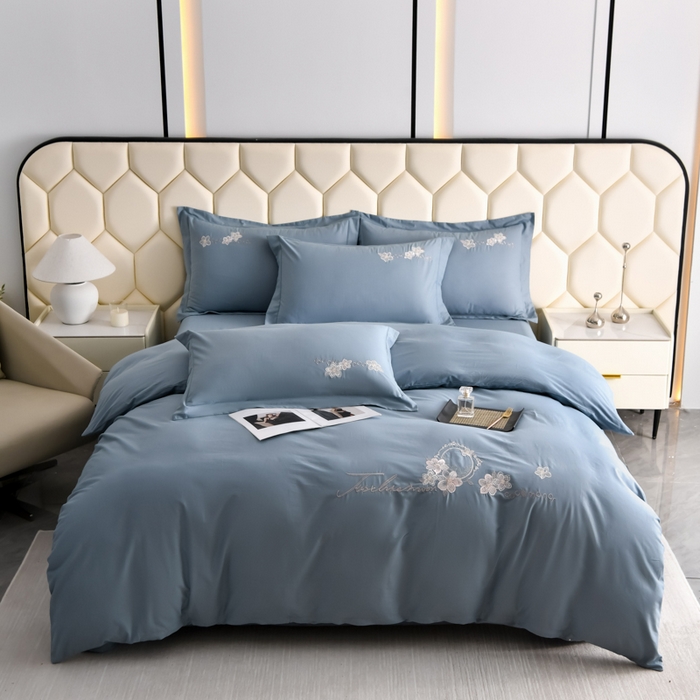 91家纺网 家纺一手货源 找家纺 江南春家纺 【柔-轻密】2025秋冬133x76高精密刺绣100%全棉四件套 【柔-轻密】春漫-晴山蓝