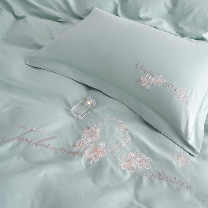 91家纺网 家纺一手货源 找家纺 江南春家纺 【柔-轻密】2025秋冬133x76高精密刺绣100%全棉四件套 【柔-轻密】春漫-苹果绿