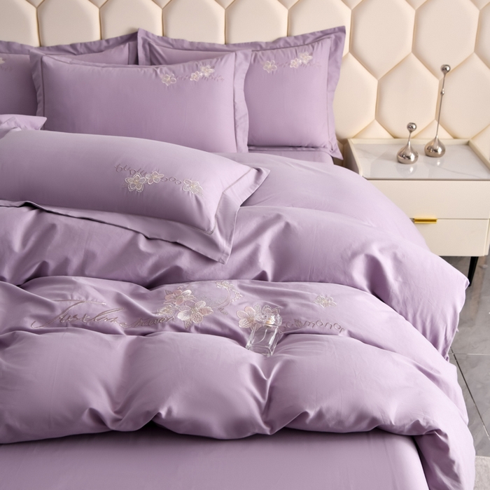 91家纺网 家纺一手货源 找家纺 江南春家纺 【柔-轻密】2025秋冬133x76高精密刺绣100%全棉四件套 【柔-轻密】春漫-冷雾紫