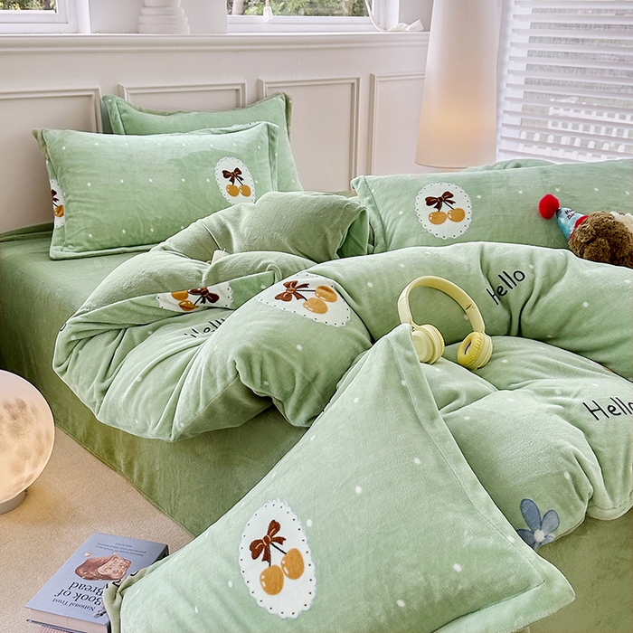 91家纺网 家纺一手货源 找家纺 家贝爱 2025新款A类牛奶绒印花四件套 波点樱桃