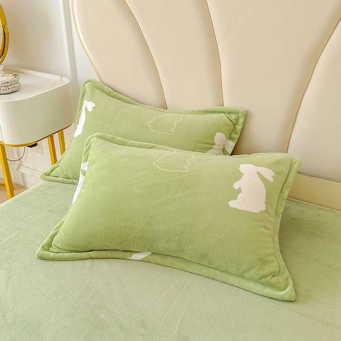 91家纺网 家纺一手货源 找家纺 家贝爱 2025新款A类牛奶绒印花四件套 萌萌兔绿