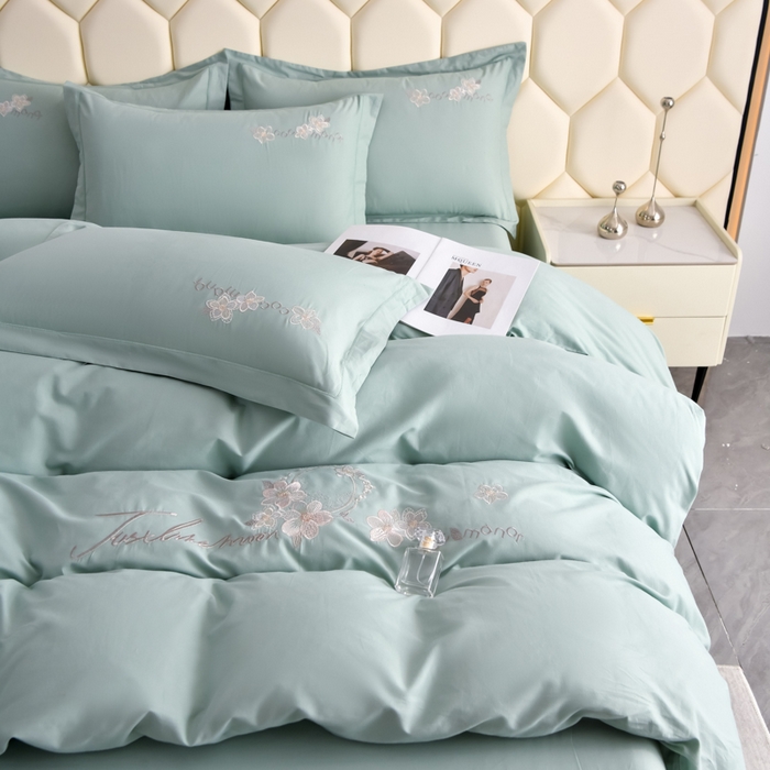 91家纺网 家纺一手货源 找家纺 江南春家纺 【柔-轻密】2025秋冬133x76高精密刺绣100%全棉四件套 【柔-轻密】春漫-苹果绿