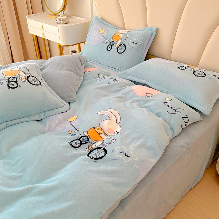 91家纺网 家纺一手货源 找家纺 家贝爱 2025新款A类牛奶绒印花四件套 哈喽小兔蓝