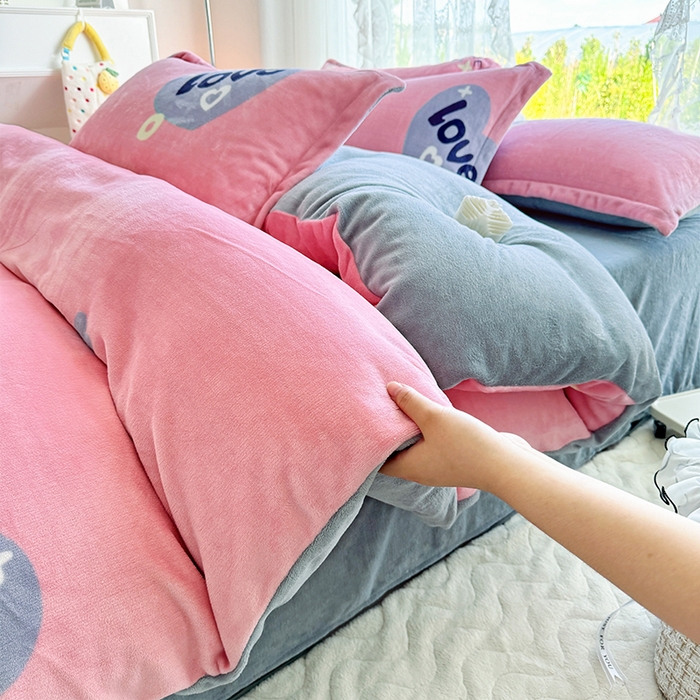 91家纺网 家纺一手货源 找家纺 家贝爱 2025新款A类牛奶绒印花四件套 心相随