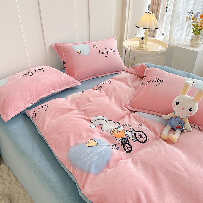 91家纺网 家纺一手货源 找家纺 家贝爱 2025新款A类牛奶绒印花四件套 哈喽小兔-粉