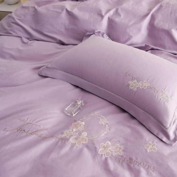 91家纺网 家纺一手货源 找家纺 江南春家纺 【柔-轻密】2025秋冬133x76高精密刺绣100%全棉四件套 【柔-轻密】春漫-冷雾紫