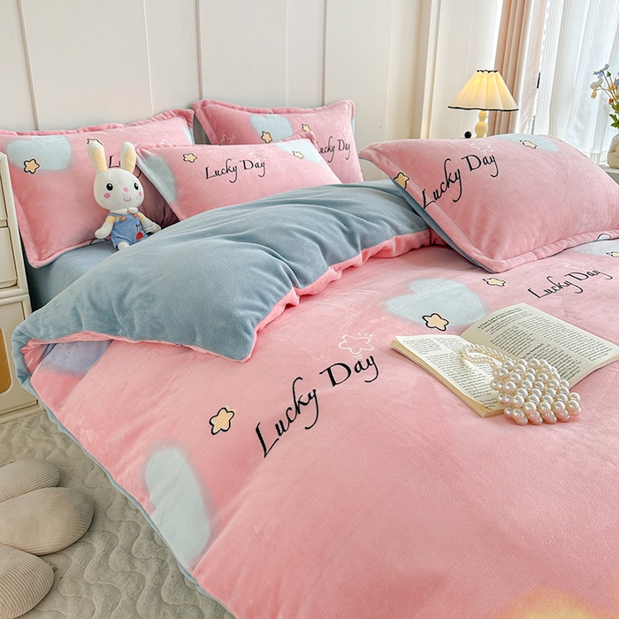 91家纺网 家纺一手货源 找家纺 家贝爱 2025新款A类牛奶绒印花四件套 哈喽小兔-粉