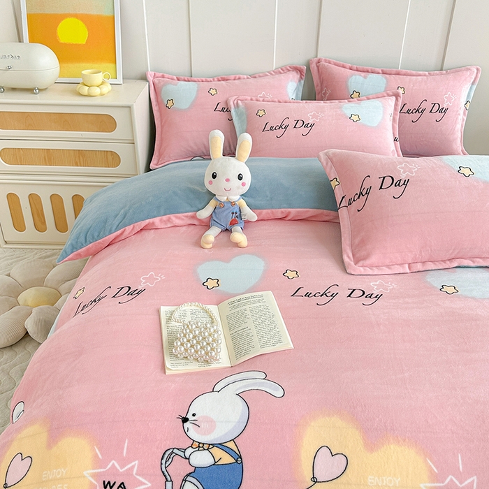 91家纺网 家纺一手货源 找家纺 家贝爱 2025新款A类牛奶绒印花四件套 哈喽小兔-粉