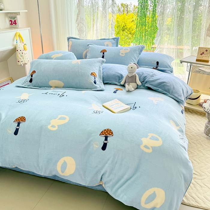 91家纺网 家纺一手货源 找家纺 家贝爱 2025新款A类牛奶绒印花四件套 字母蘑菇