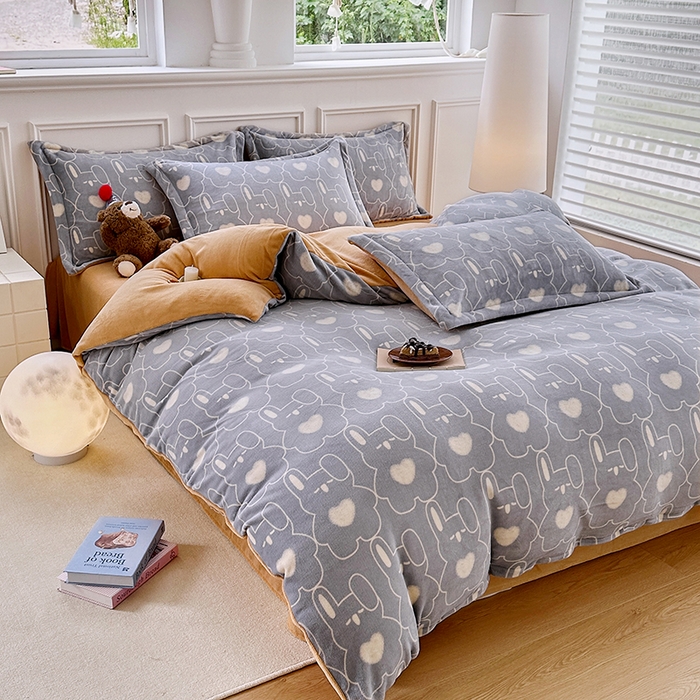 91家纺网 家纺一手货源 找家纺 家贝爱 2025新款A类牛奶绒印花四件套 狂欢兔