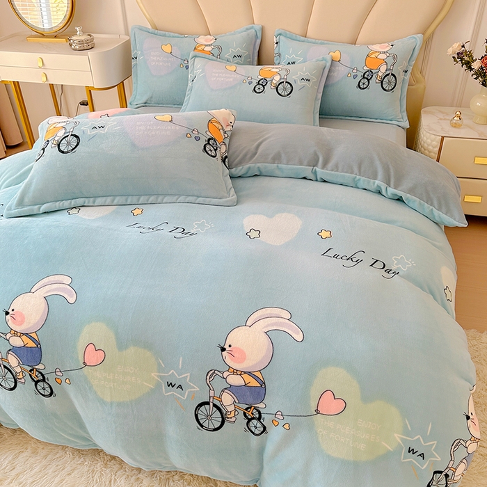 91家纺网 家纺一手货源 找家纺 家贝爱 2025新款A类牛奶绒印花四件套 哈喽小兔蓝