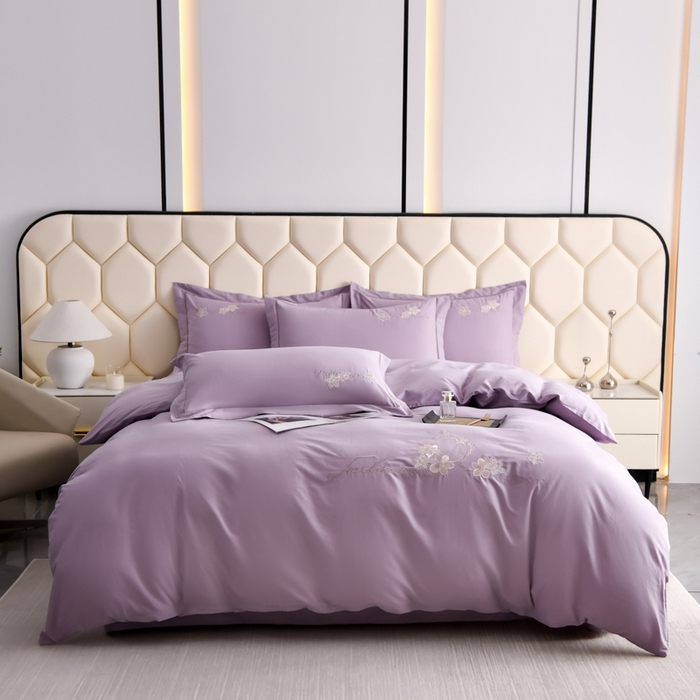 91家纺网 家纺一手货源 找家纺 江南春家纺 【柔-轻密】2025秋冬133x76高精密刺绣100%全棉四件套 【柔-轻密】春漫-冷雾紫