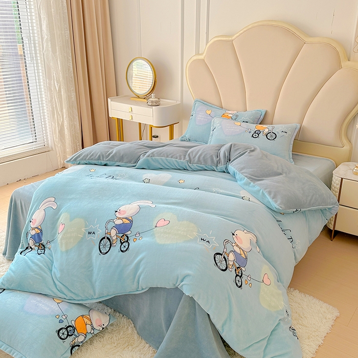 91家纺网 家纺一手货源 找家纺 家贝爱 2025新款A类牛奶绒印花四件套 哈喽小兔蓝