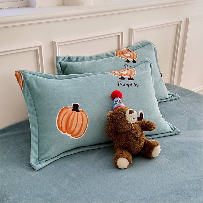 91家纺网 家纺一手货源 找家纺 家贝爱 2025新款A类牛奶绒印花四件套 南瓜派对