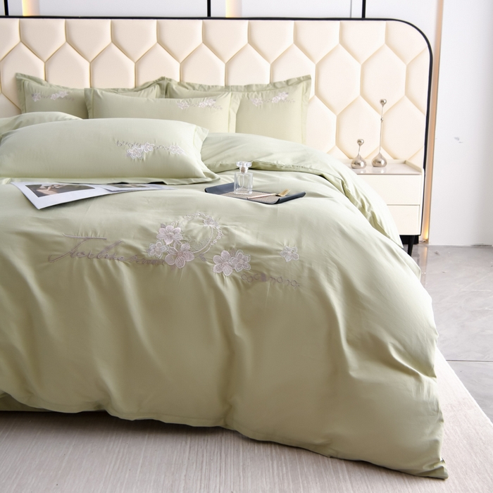 91家纺网 家纺一手货源 找家纺 江南春家纺 【柔-轻密】2025秋冬133x76高精密刺绣100%全棉四件套 【柔-轻密】春漫-梅子青