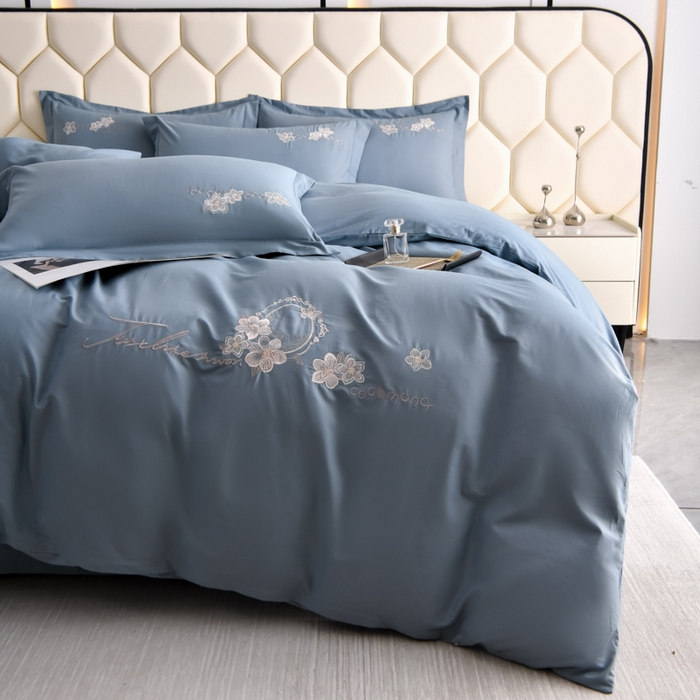 91家纺网 家纺一手货源 找家纺 江南春家纺 【柔-轻密】2025秋冬133x76高精密刺绣100%全棉四件套 【柔-轻密】春漫-晴山蓝