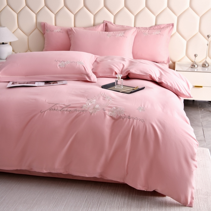 91家纺网 家纺一手货源 找家纺 江南春家纺 【柔-轻密】2025秋冬133x76高精密刺绣100%全棉四件套 【柔-轻密】春漫-玉竹粉