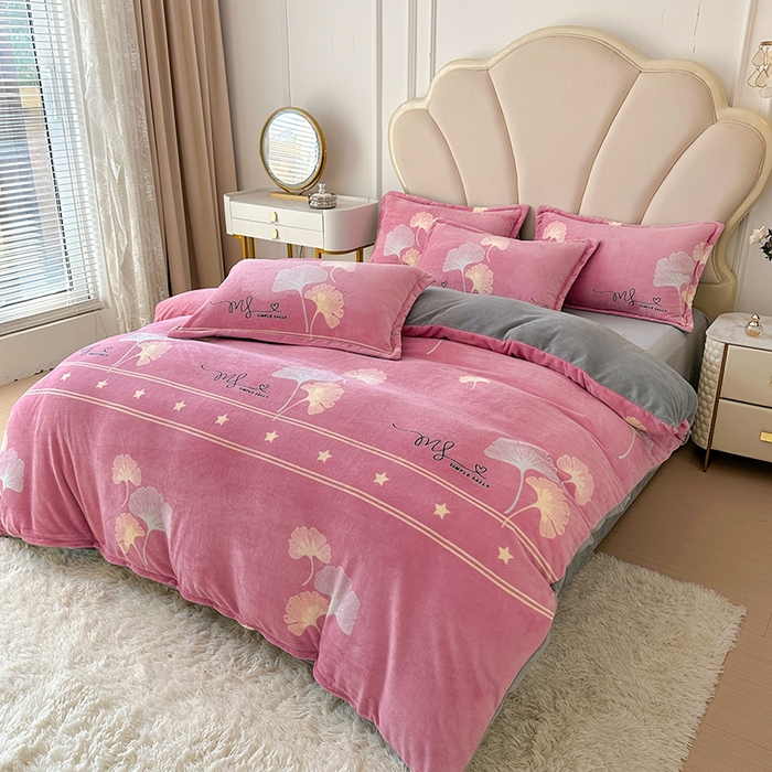 91家纺网 家纺一手货源 找家纺 家贝爱 2025新款A类牛奶绒印花四件套 叶叶丝语豆沙